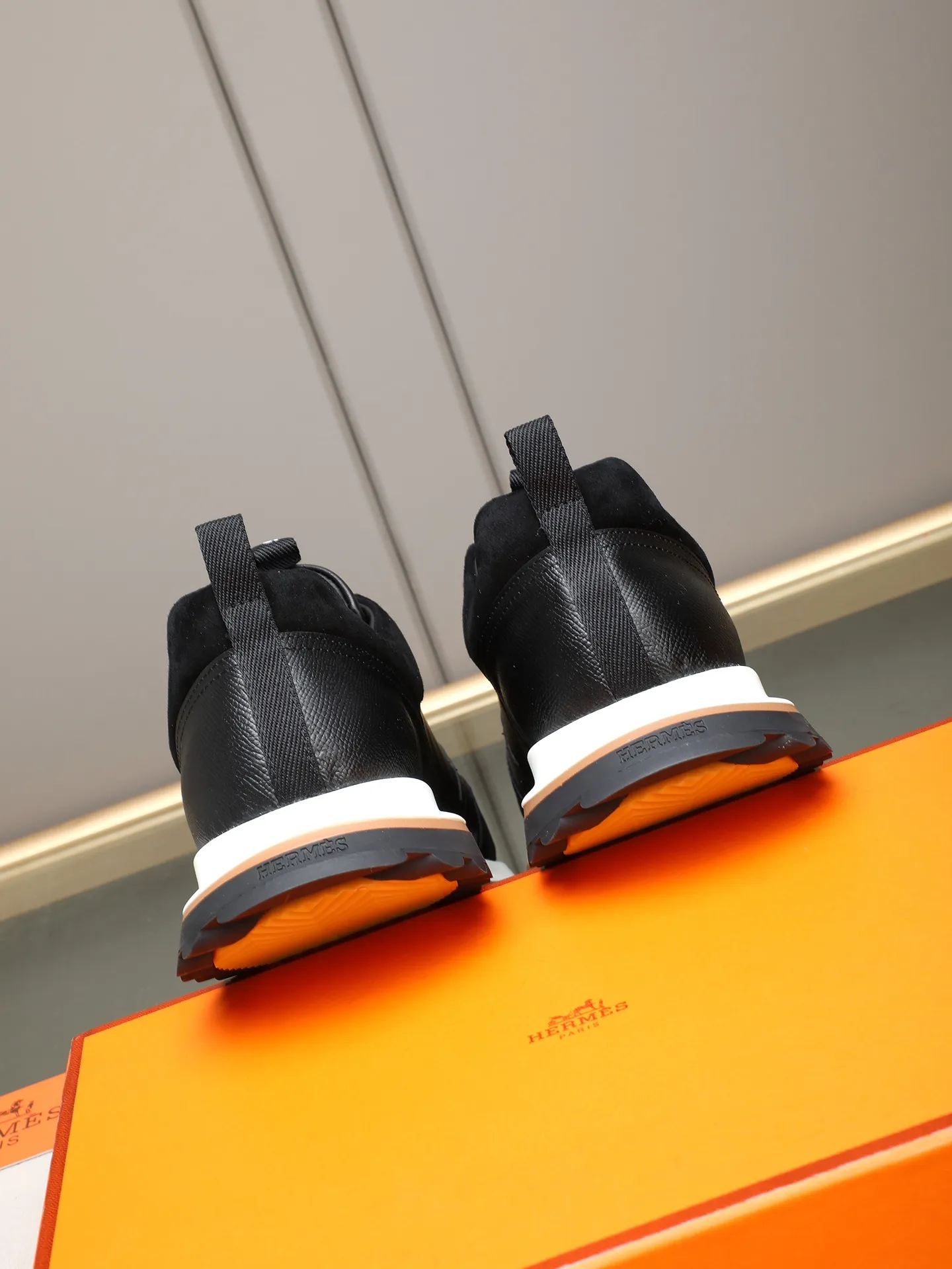 PP680【Hermes】fe new arrival~New Bouncing sneakers are the most comfortable shoes from Hermès. They are extremely light on the feet and look great. You won’t feel tired even when you go shopping and running around. 👍Very light and comfortable. Extremely light. Perfect for both sports and leisure. They feel great when you step on them! It’s up to you to choose, there’s always what you want~ ✔️Fabric: Imported first-layer cowhide ✔️Inner lining: Imported water-dyed cowhide ✔️Outsole: Seamless combination of IP+TPU (multi-color letters) German technology irradiation machine ✔️Code number: Male 38-44 (45 customized)